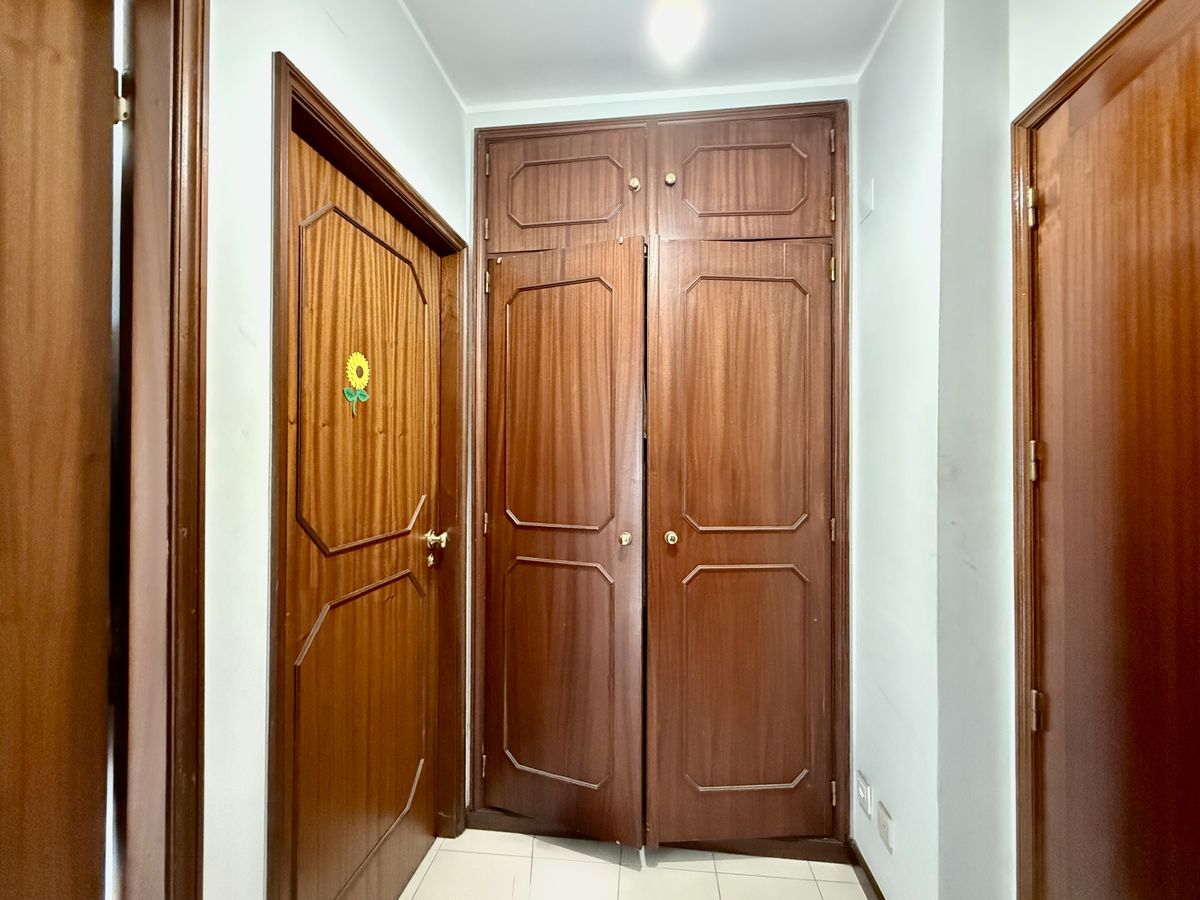 Estado atual do hall de entrada com roupeiro embutido